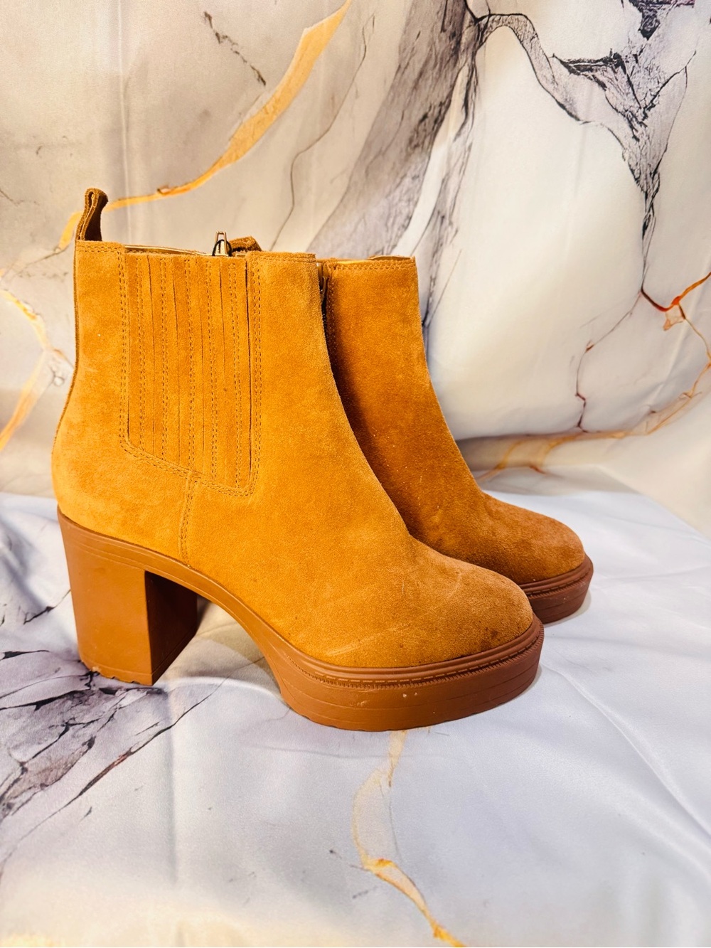 🔥BRAND NEW🔥 Denver Hayes Suede Ankle Boots. Adorable 🥰 size 9